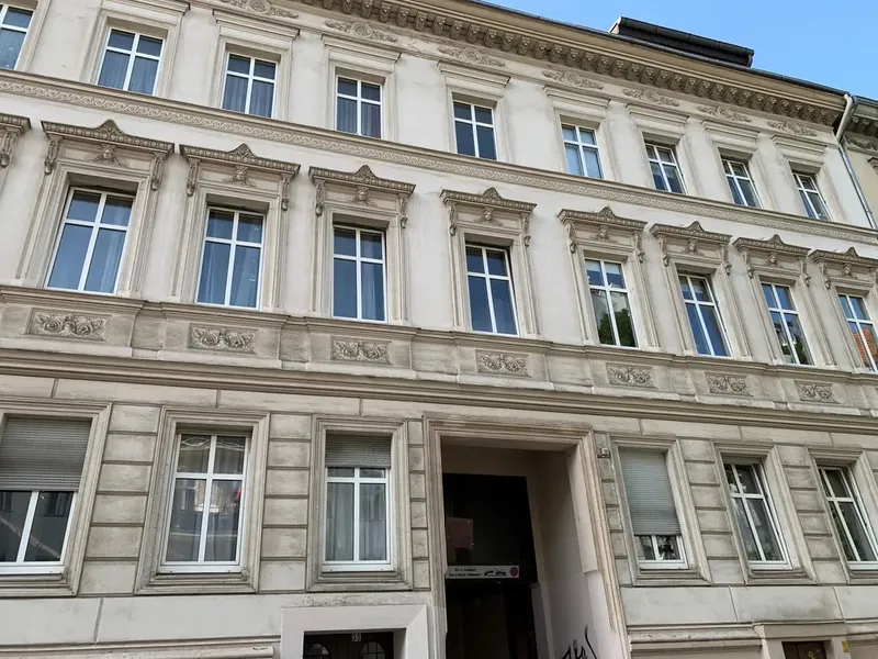 TEILGEWERBLICH & WG möglich. Maisonette (Souterrain + Hochparterre) im Stuckaltbau in gemütl. Lage — photo 1